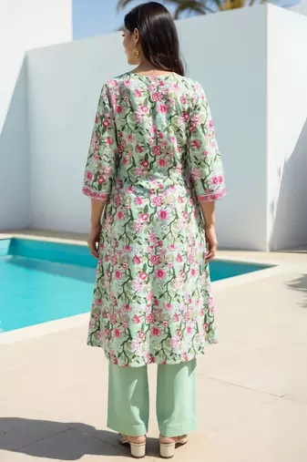 Women Floral Printed Cotton Kurta with Trousers
