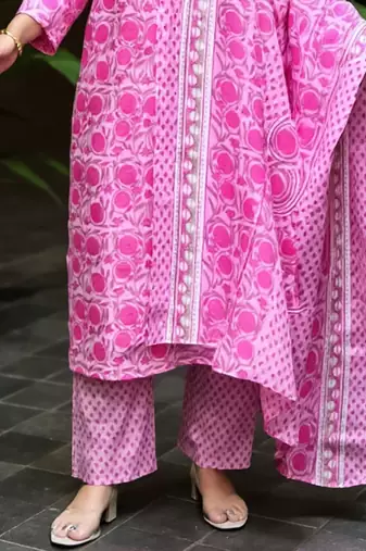 Women Floral Printed Cotton Kurta with Trousers & Dupatta