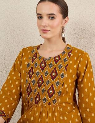 Women Geometric Printed Cotton Kurta with Trousers 1