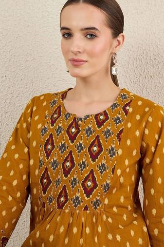 Women Geometric Printed Cotton Kurta with Trousers
