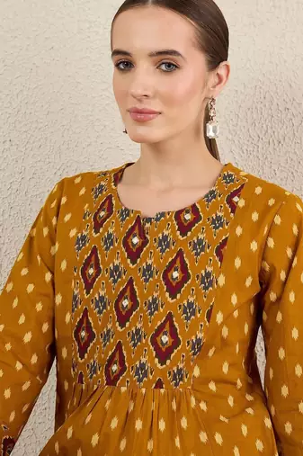 Women Geometric Printed Cotton Kurta with Trousers