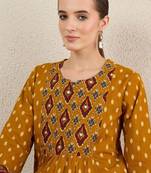 Women Geometric Printed Cotton Kurta with Trousers