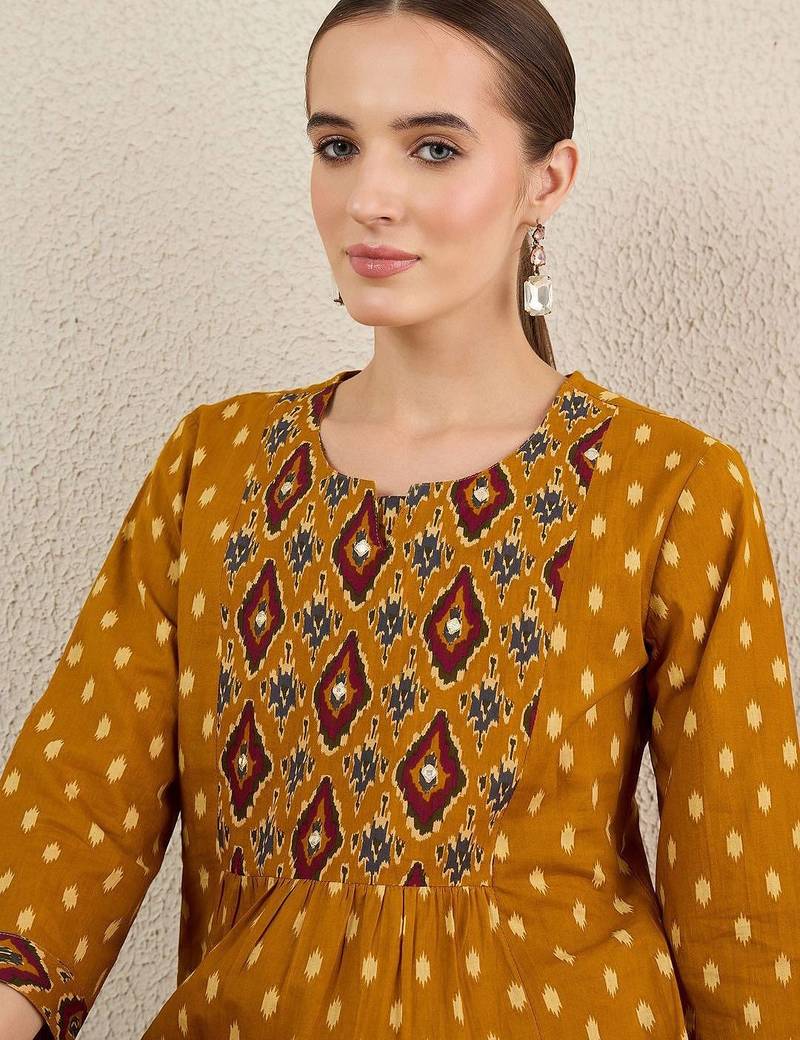 Women Geometric Printed Cotton Kurta with Trousers