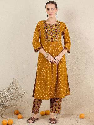 Women Geometric Printed Cotton Kurta with Trousers 2