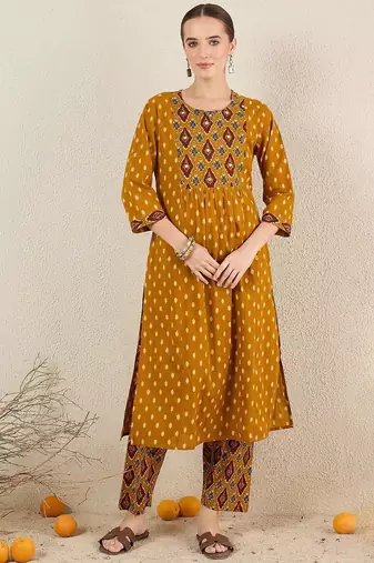 Women Geometric Printed Cotton Kurta with Trousers