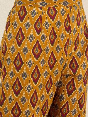 Women Geometric Printed Cotton Kurta with Trousers 3