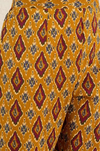 Women Geometric Printed Cotton Kurta with Trousers