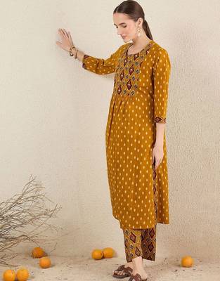 Women Geometric Printed Cotton Kurta with Trousers 4