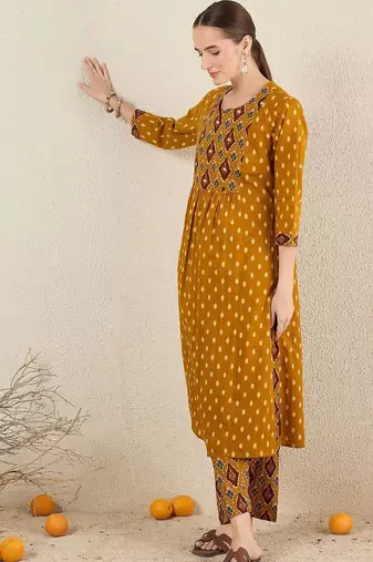 Women Geometric Printed Cotton Kurta with Trousers