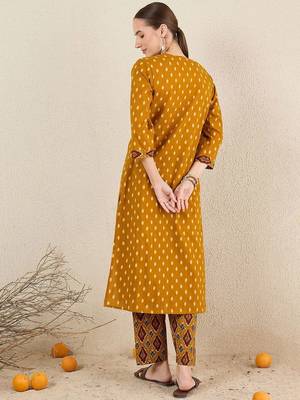 Women Geometric Printed Cotton Kurta with Trousers 5