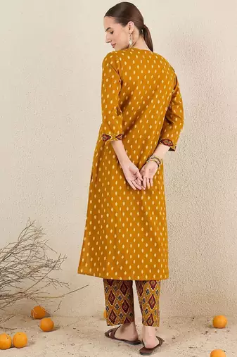 Women Geometric Printed Cotton Kurta with Trousers