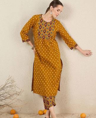 Women Geometric Printed Cotton Kurta with Trousers 6