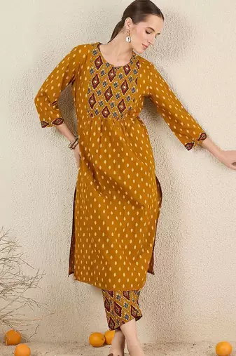 Women Geometric Printed Cotton Kurta with Trousers