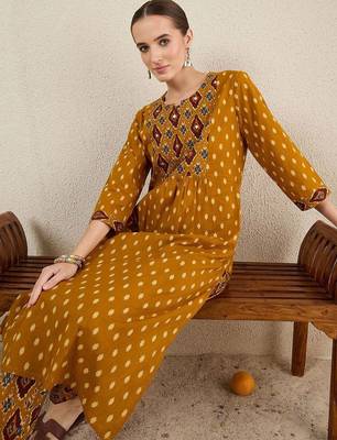 Women Geometric Printed Cotton Kurta with Trousers 7