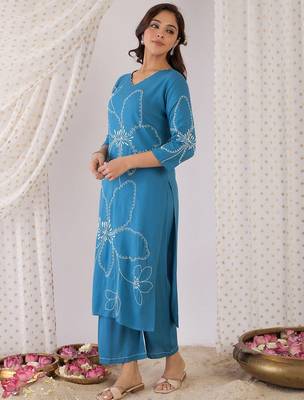 Floral Embroidered V-Neck Thread Work Straight Kurta With Trousers 5