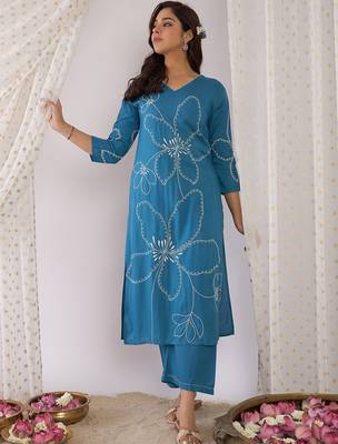 Floral Embroidered V-Neck Thread Work Straight Kurta With Trousers 6