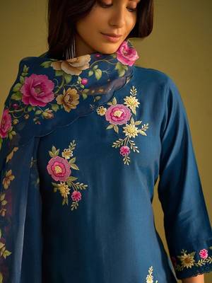 Floral Embroidered Thread Work Straight Kurta with Trousers & Dupatta 2