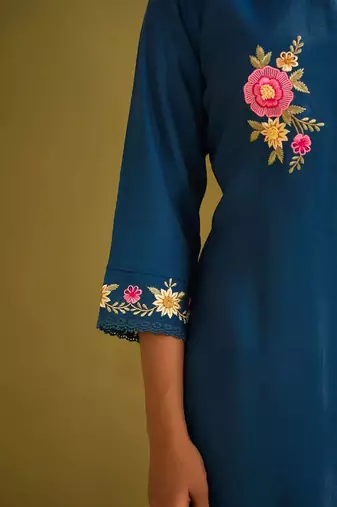 Floral Embroidered Thread Work Straight Kurta with Trousers & Dupatta