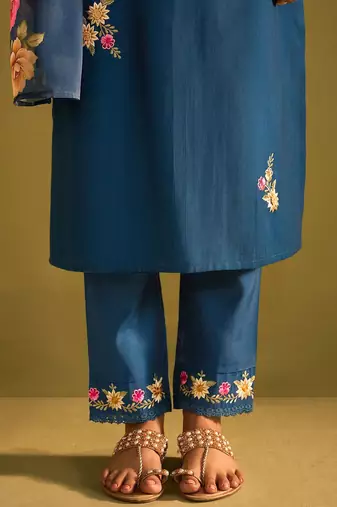 Floral Embroidered Thread Work Straight Kurta with Trousers & Dupatta