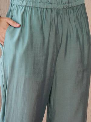 Women Floral Embroidered Regular Thread Work Kurta with Trousers & With Dupatta 4
