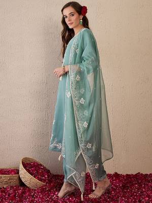 Women Floral Embroidered Regular Thread Work Kurta with Trousers & With Dupatta 5