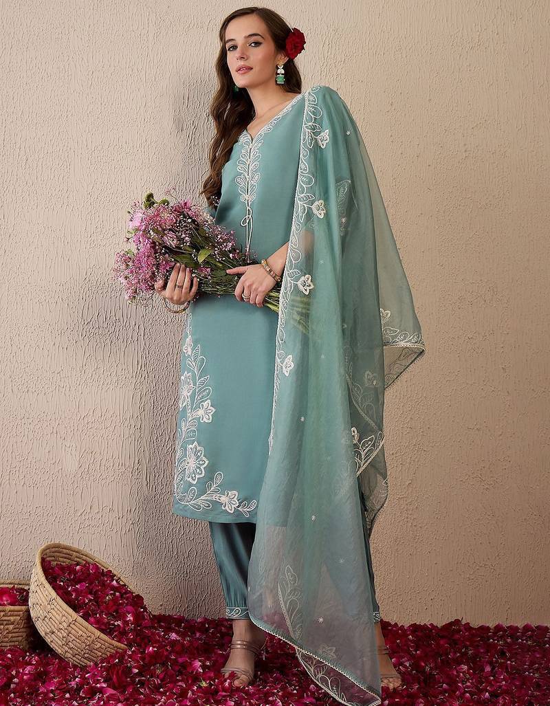 Women Floral Embroidered Regular Thread Work Kurta with Trousers & With Dupatta