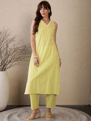 Women Printed Regular Pure Cotton Kurta with Trousers 2