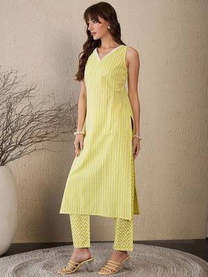Women Printed Regular Pure Cotton Kurta with Trousers 4