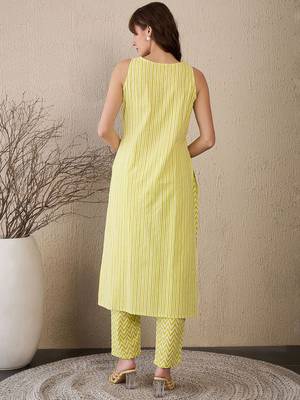 Women Printed Regular Pure Cotton Kurta with Trousers 5