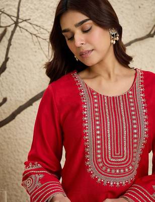 Floral Yoke Design Flared Sleeves Zari Straight Kurta With Trousers 3