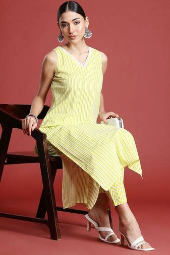 Women Printed Pure Cotton Kurta with Trousers