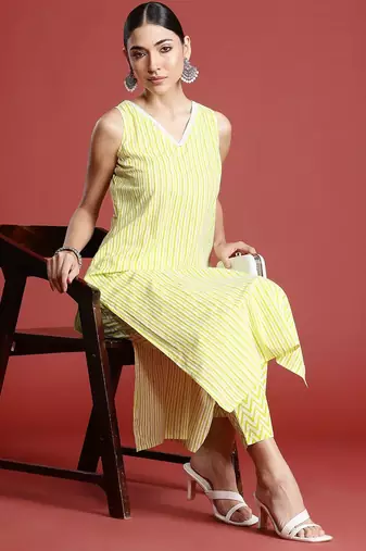 Women Printed Pure Cotton Kurta with Trousers