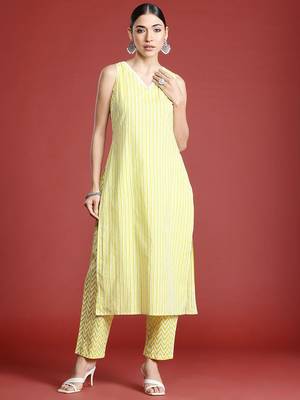 Women Printed Pure Cotton Kurta with Trousers 4