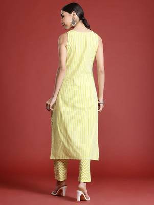 Women Printed Pure Cotton Kurta with Trousers 6