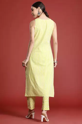 Women Printed Pure Cotton Kurta with Trousers