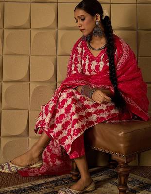 Paisley Printed V-Neck Regular Pure Cotton Kurta With Trouser With Dupatta 7