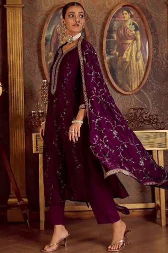 Women Floral Embroidered Regular Kurta with Trousers & With Dupatta