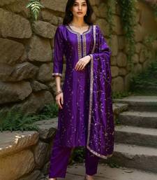 Women Floral Embroidered Regular Kurta with Trousers & With Dupatta