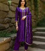 Women Floral Embroidered Regular Kurta with Trousers & With Dupatta