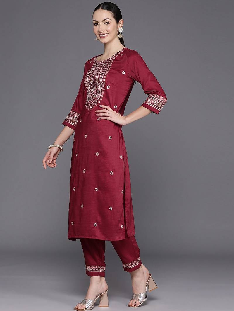Floral Embroidered Round Neck Three-Quarter Sleeves Thread Work Kurta Set