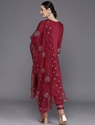 Floral Embroidered Round Neck Three-Quarter Sleeves Thread Work Kurta Set 5
