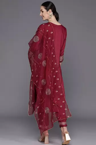 Floral Embroidered Round Neck Three-Quarter Sleeves Thread Work Kurta Set