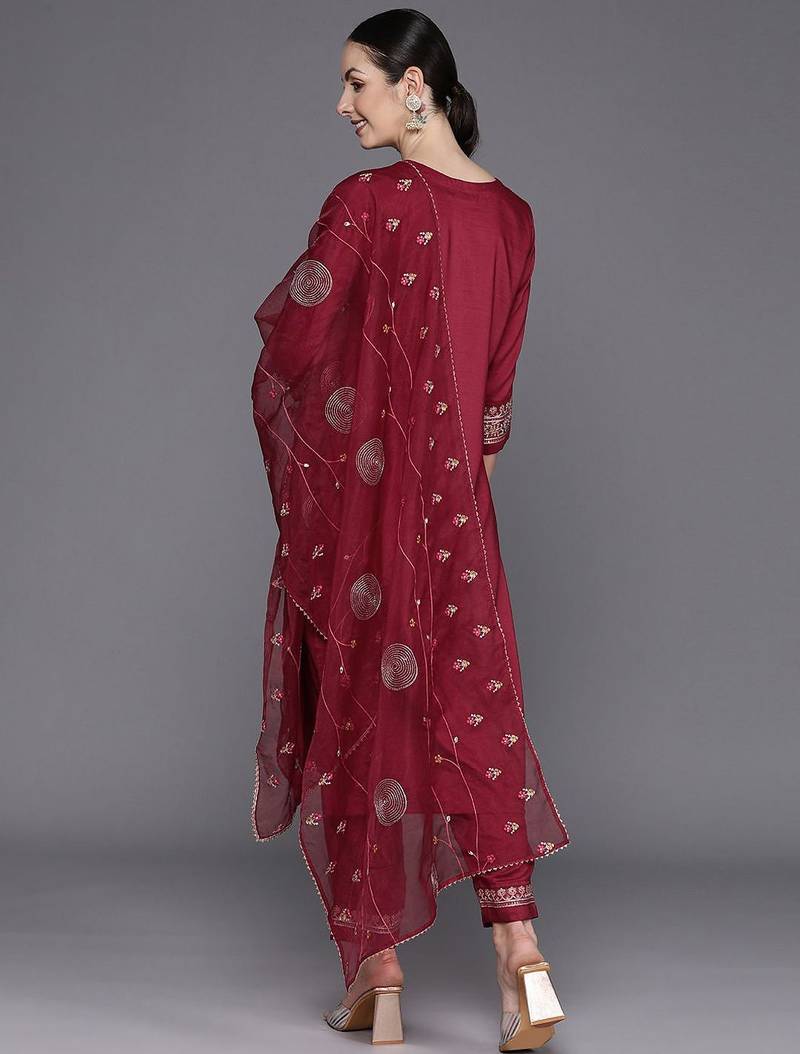 Floral Embroidered Round Neck Three-Quarter Sleeves Thread Work Kurta Set