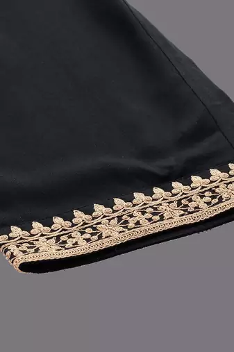 Floral Embroidered V-Neck Three-Quarter Sleeves Straight Velvet Kurta Set