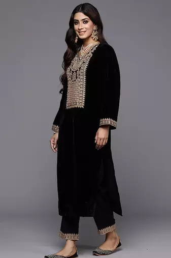 Floral Embroidered V-Neck Three-Quarter Sleeves Straight Velvet Kurta Set