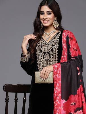 Floral Embroidered V-Neck Three-Quarter Sleeves Straight Velvet Kurta Set 7