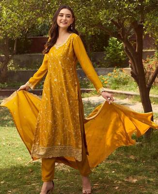 Ethnic Motifs Embroidered Round Neck Straight Kurta with Trousers & Dupatta 4