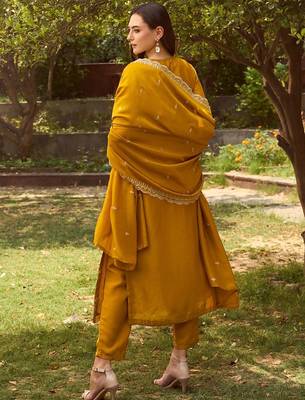 Ethnic Motifs Embroidered Round Neck Straight Kurta with Trousers & Dupatta 5