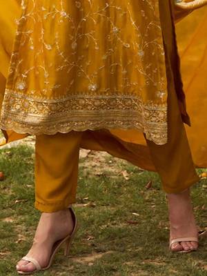 Ethnic Motifs Embroidered Round Neck Straight Kurta with Trousers & Dupatta 7