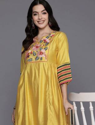 Floral Embroidered Thread Work Kurta With Trousers 2